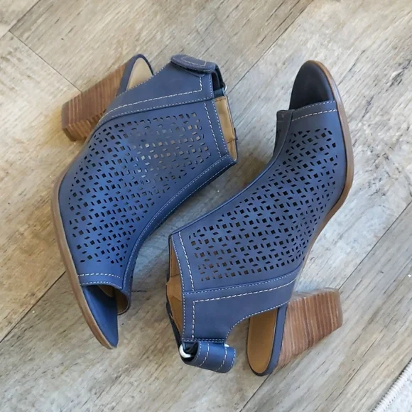 Naturalizer Tolan Sandal - Picture 2 of 14